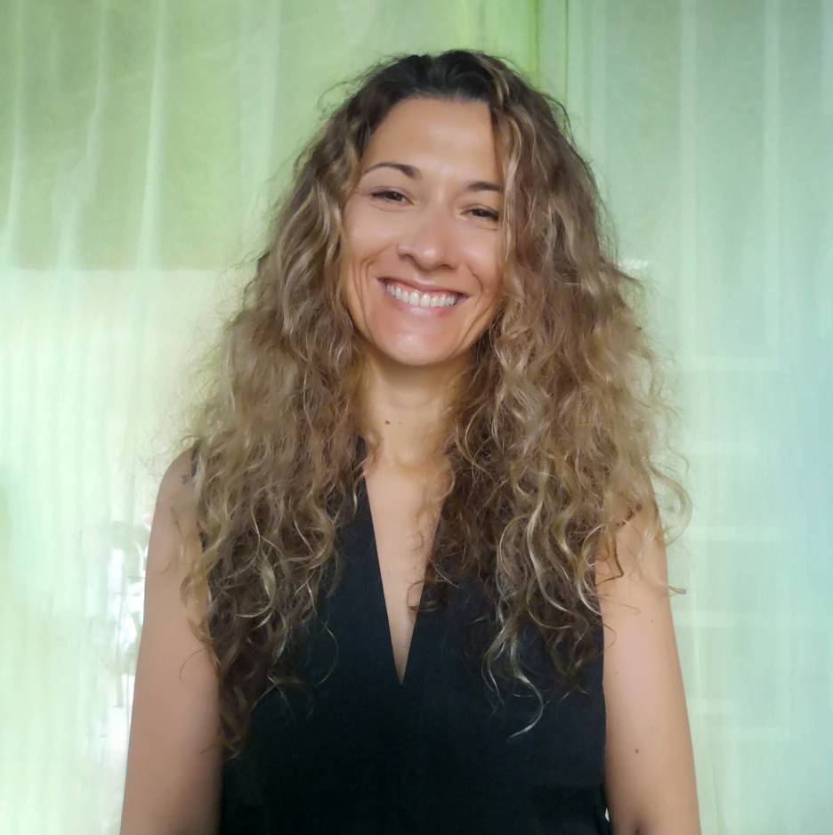 Professional massage therapist and wellness expert at BeWell Costa Rica, specializing in holistic healing and massage in Santa Teresa.